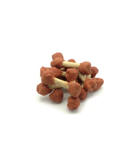 Hantelki z kaczki - przysmak dla pieska owinięty mięsem.