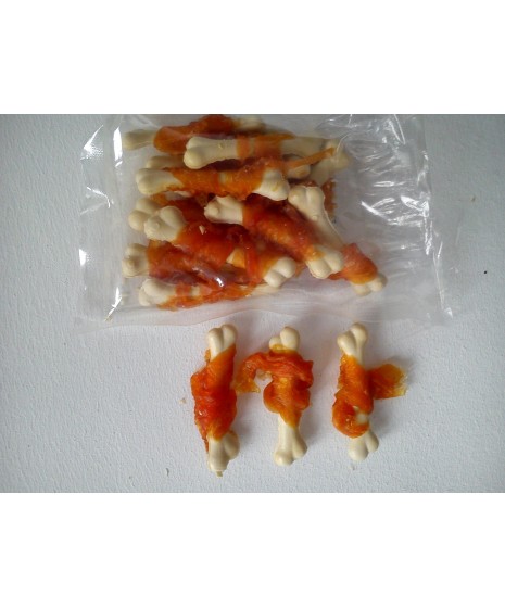 Kostki zawijane z kurczakiem i wapniem dla psa. Pyszna przekąska. Może służyć jako nagroda.